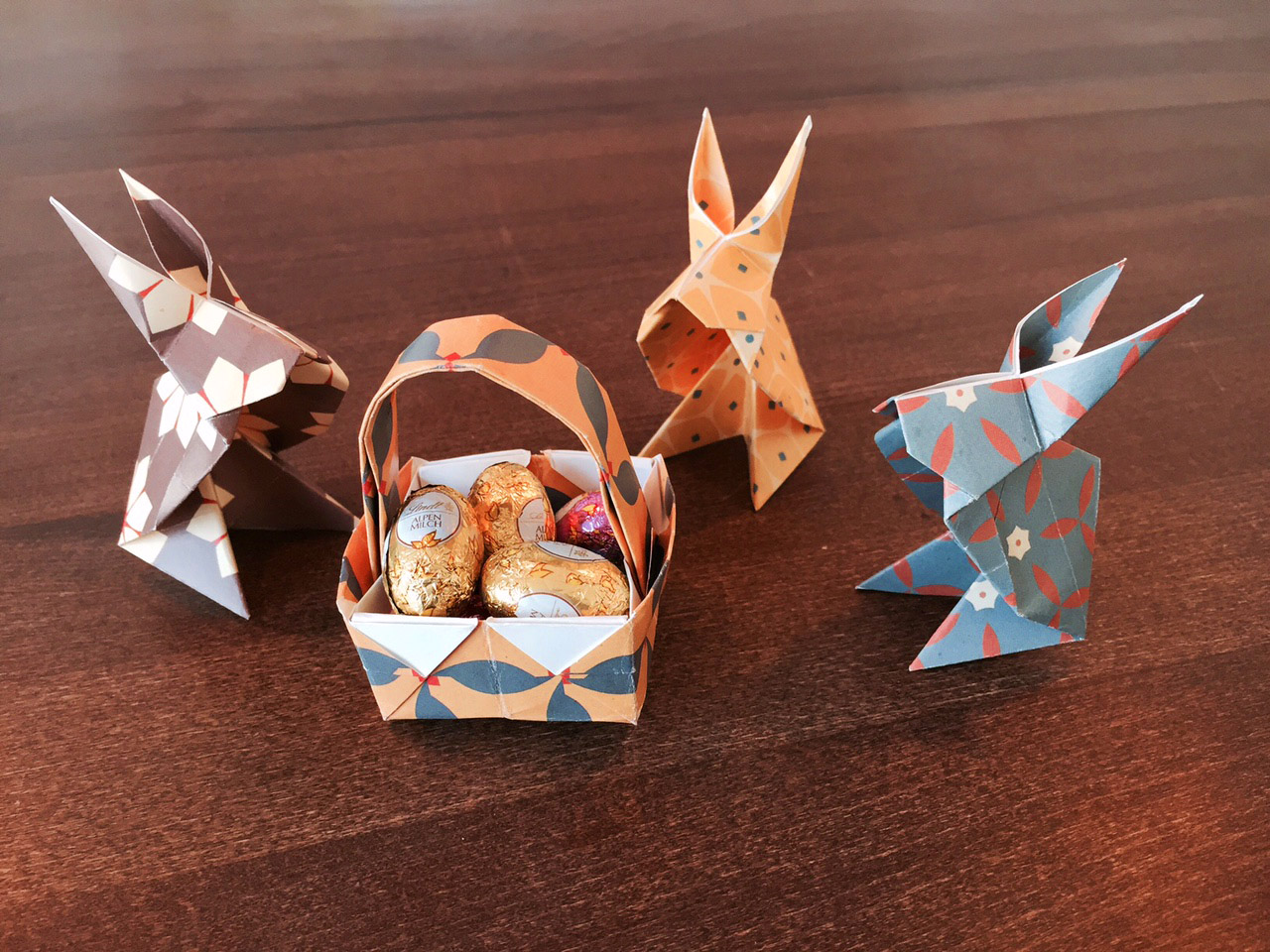 Oster-Origami-drei-Hasen-und-ein-Osterkorb